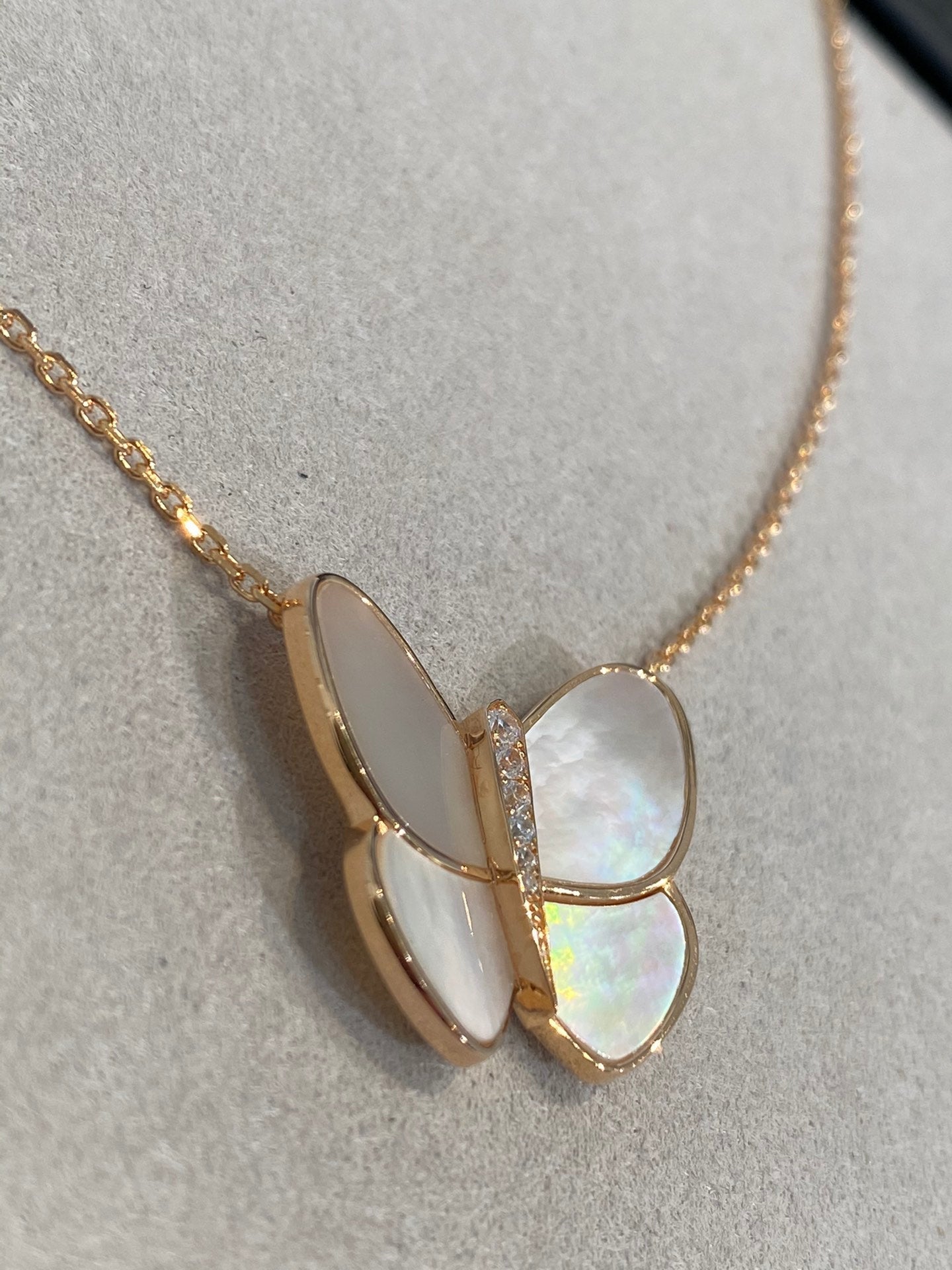 [AuraEcho]BUTTERFLY GOLD MOP DIAMOND NECKLACE