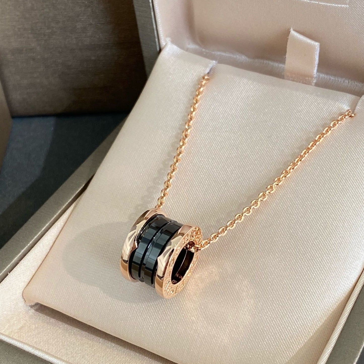 [AuraEcho]ZERO 1 BLACK CERAMIC PINK GOLD NECKLACE
