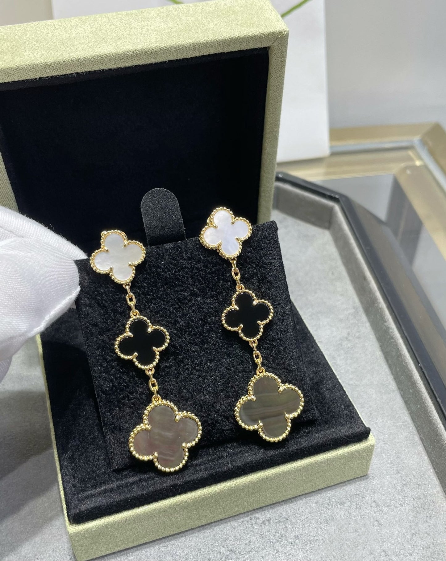 [AuraEcho]CLOVER 3 MOTIF MOP ONYX DARK MOP PINK GOLD EARRINGS