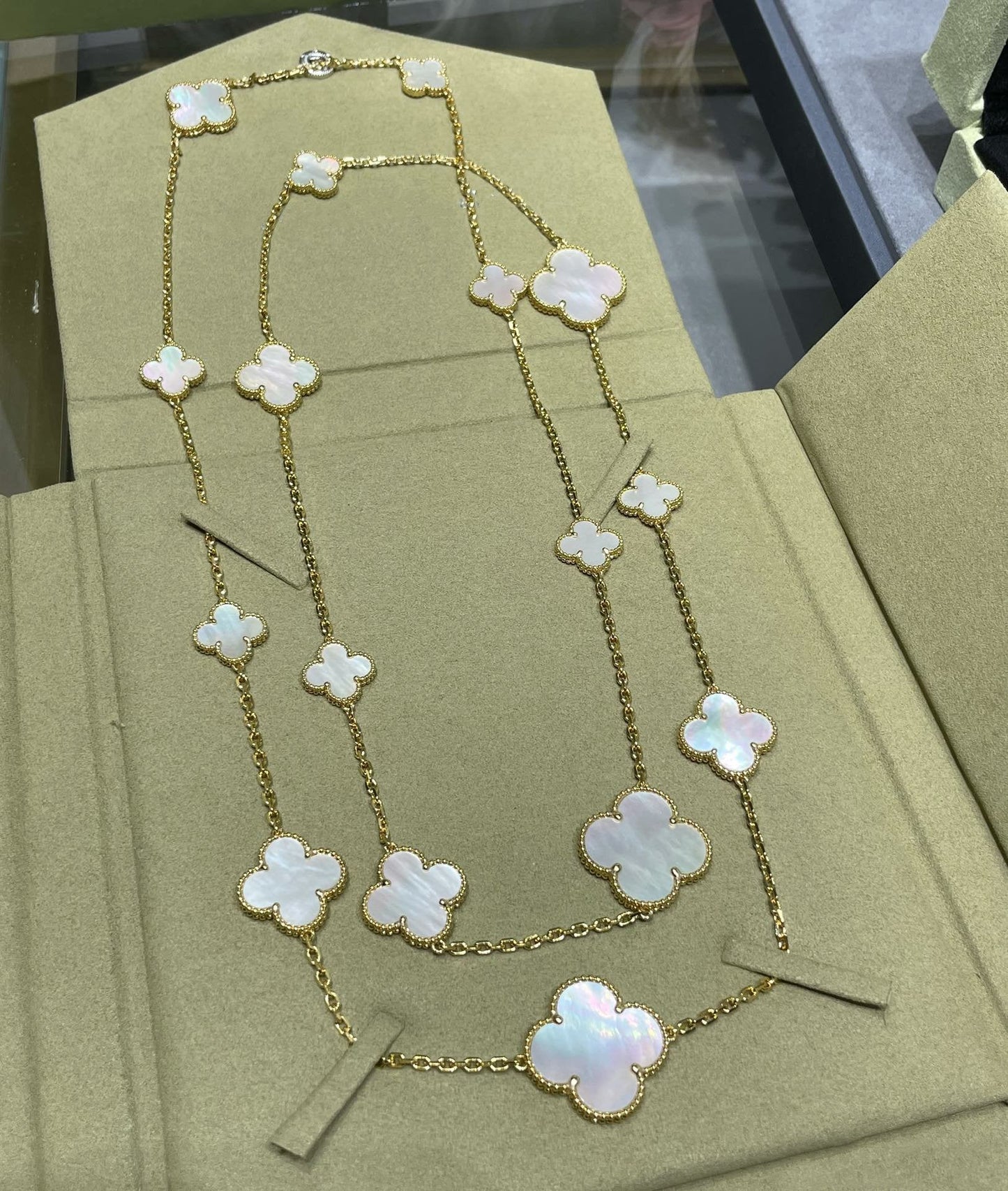 [AuraEcho]CLOVER 16 MOTIF WHITE MOP GOLD NECKLACE