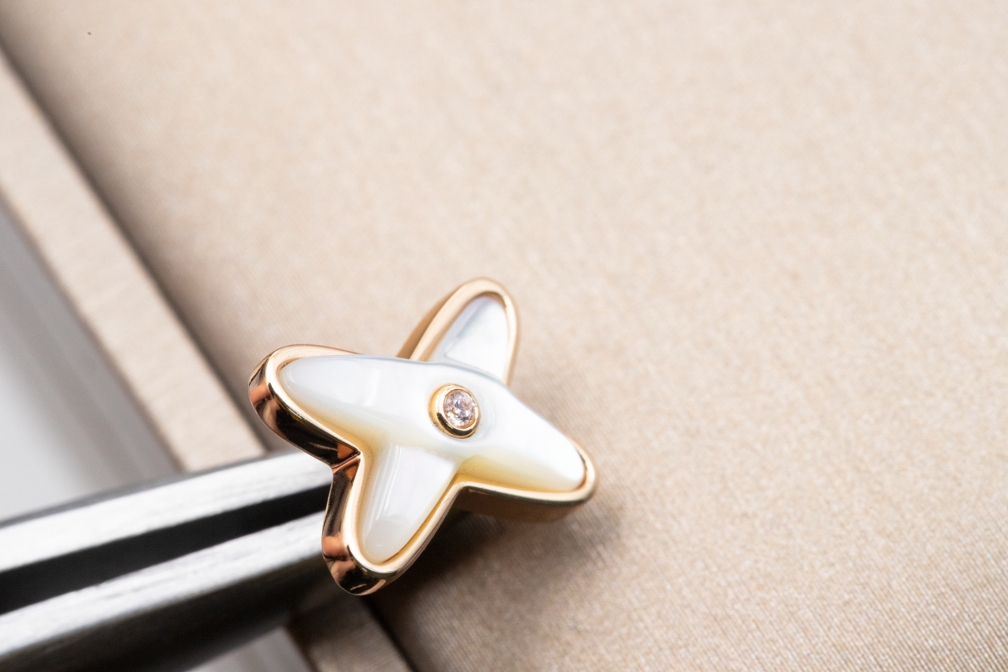 [AuraEcho]JEUX DE WHITE MOP PINK GOLD DIAMOND EARRINGS