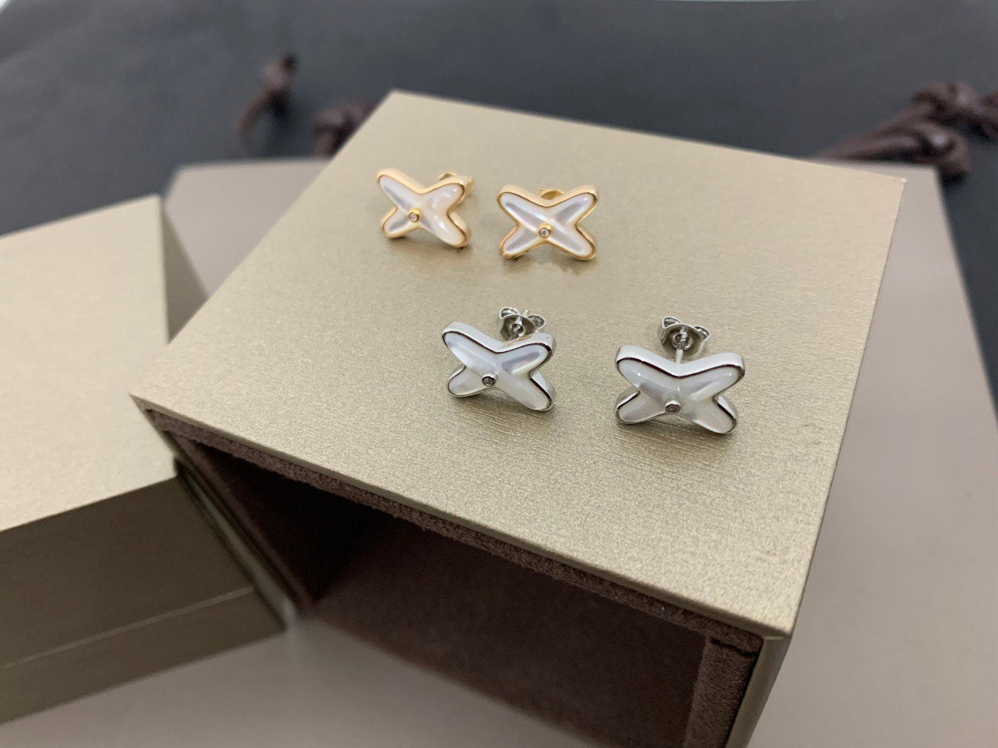 [AuraEcho]JEUX DE WHITE MOP SILVER DIAMOND EARRINGS